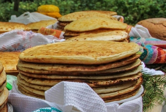 Попробовать местную кухню