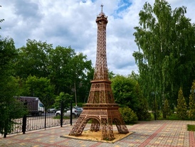 Эйфелева башня и Тауэрский мост (Парк миниатюр)