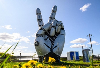 On the way from Nizhny Novgorod, be sure stop by to soak in the former glory of the Alfa Future People electronic music festival in Bolshoye Kozino