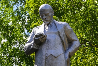 Памятники, которые можно найти в Балахне, тоже очень любопытные