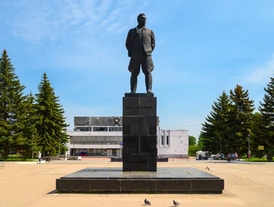 Памятник Чкалову