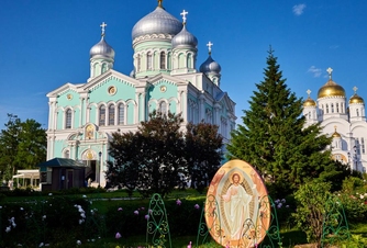 Take a sightseeing tour of the temples and shrines