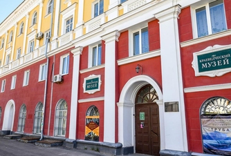 Зайти в местный краеведческий музей