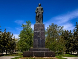 Площадь Дзержинского и памятник Дзержинскому