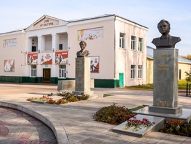 Памятники певцам Рашиду Вагапову и Хайдару Бигичеву