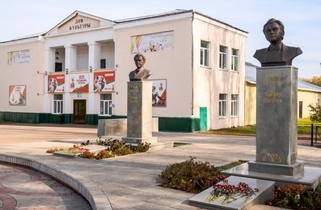 Памятники певцам Рашиду Вагапову и Хайдару Бигичеву