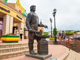 Памятник Павловскому кузнецу