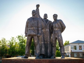 Памятник трем коммунистам