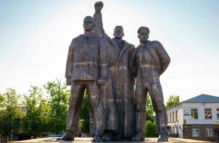Памятник трём коммунистам