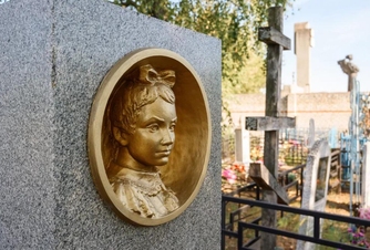 Почтить память Тани Савичевой на могиле и у мемориала