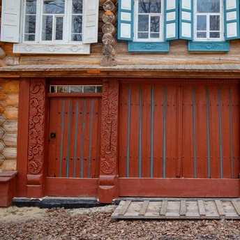 Деревянная застройка XVII-XIX веков, крестьянский быт и три озера — что можно увидеть на Щёлоковском хуторе