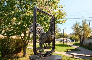 Памятник глухарю