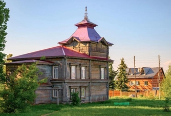 See the local old mansions