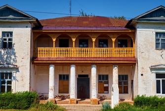 Explore Neidgart Manor