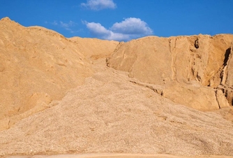 View the sand dunes in the Ichalki quarry