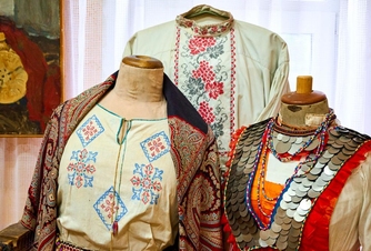 Сходить в местный краеведческий музей